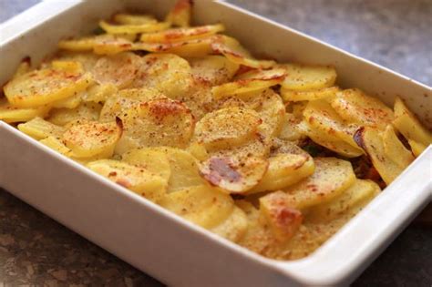 Zapekané zemiaky s tuniakom a zeleninou