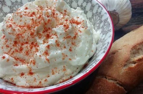 Ilustračné foto feferónového šalátu so syrom