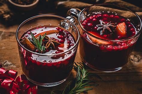 Ingrediencie na vianočný punč: fľaša vína, rum, ovocie, korenie