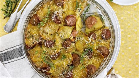 Ilustračná fotografia francúzskych zemiakov so špekáčikmi