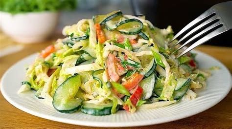 Hotový šalát z pekingskej kapusty s fetou