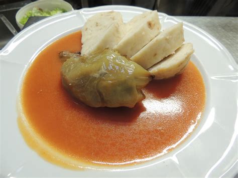 Servírovaný tanier s kuracím kúskom, šípkou omáčkou a prílohami