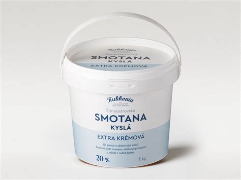 Ovocie a kyslá smotana v miske