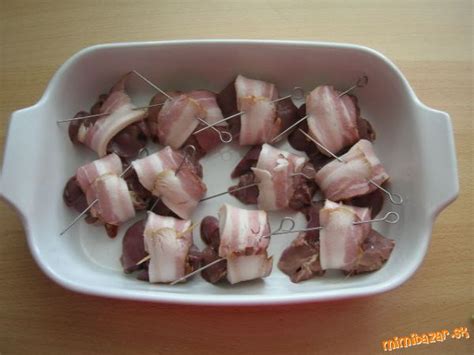 Surová kuracia pečeň obalená v slanine pripravená na pečenie