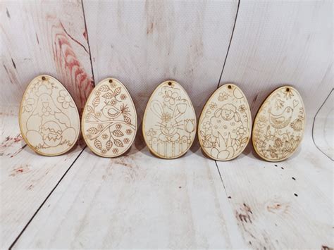 Ilustrácia rôznych veľkonočných vajíčok z preglejky