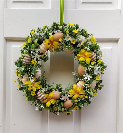 Veľkonočný veniec ozdobený drevenými vajíčkami