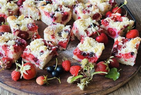 Ilustračná fotografia kysnutého ovocného koláča s posýpkou