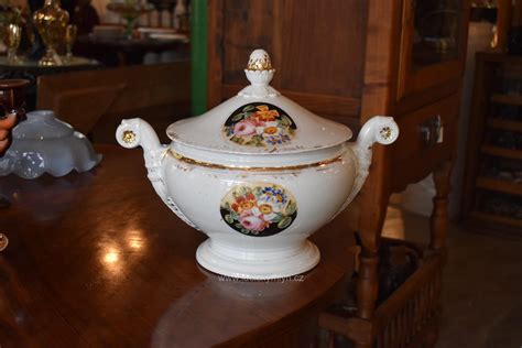 Misa s bryndzovou polievkou ozdobená bylinkami