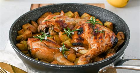 pečené kuracie stehná so zemiakmi a zeleninou v pekáči