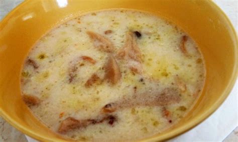 Hlivová polievka pripravená na servírovanie