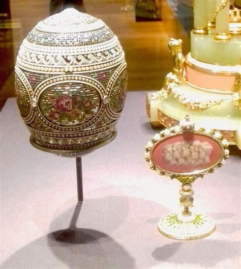 Detailné zábery na ornamenty a prekvapenia vo Fabergého vajciach