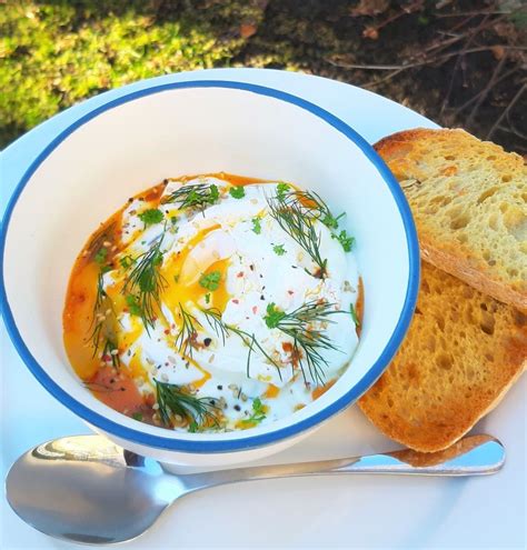 Turecké vajíčko s jogurtom a maslom