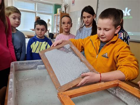 Deti vyrábajú maslo trasením smotany v pohári