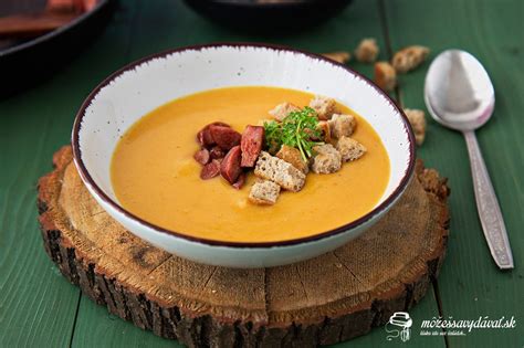 Hrachová polievka s krekrami