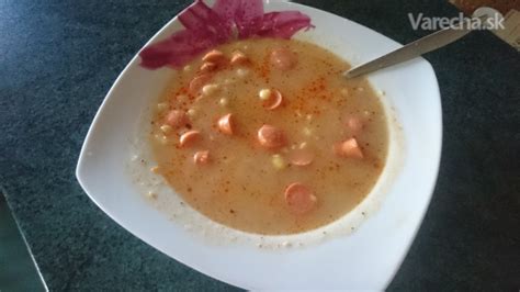 Hrachová polievka s párkom a zeleninou