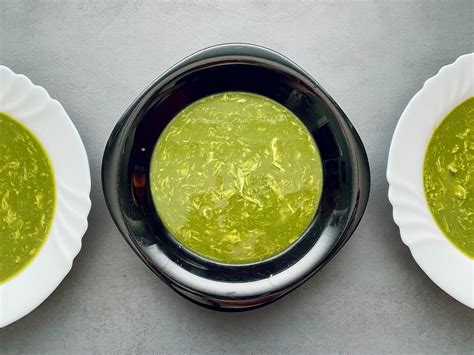 servírovaná špenátová polievka s vajíčkom