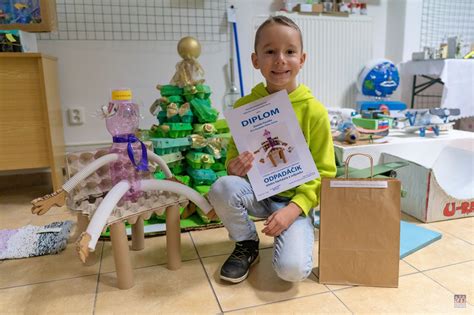 Deti vyrábajú kravu z odpadového materiálu