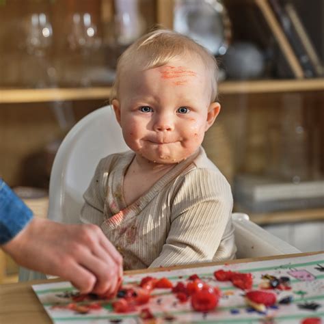 Ilustrácia kŕmenia bábätka z pohárika