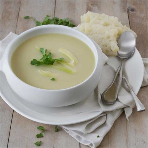 Fotografia hotovej mliečnej kalerábovej polievky