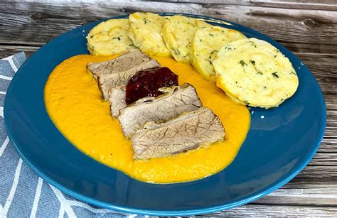 Fotografia hotovej Sviečkovej na tanieri s knedľou a brusnicami