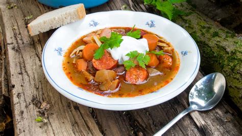 Suroviny na kyslú hríbovú polievku s klobásou