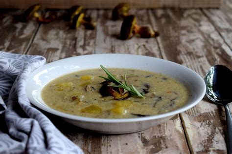 Hotová kyslá hríbová polievka s klobásou