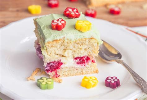 Ilustračné foto torty s malinami a tvarohovým krémom