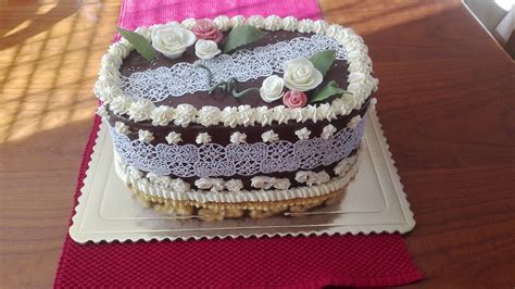 Detailný pohľad na vrstvy Pribináčikovej torty s malinami