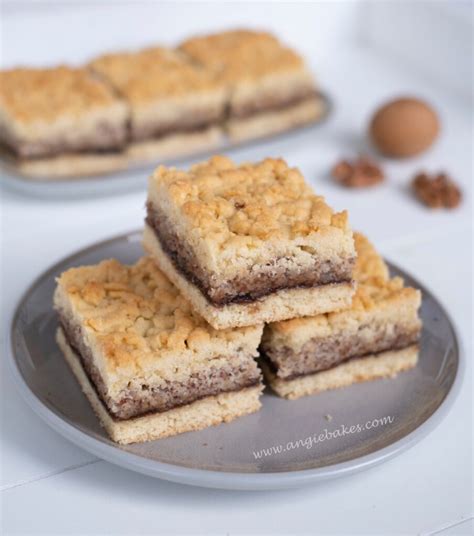 Infografika s postupom prípravy obráteného slivkového koláča