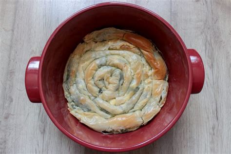 Misky s rôznymi druhmi krémových polievok so špenátom