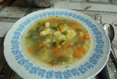 Misku s hotovou zeleninovou polievkou a krupicovými haluškami