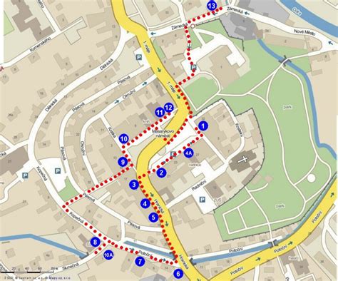 Mapa s trasou automobilu v hmle