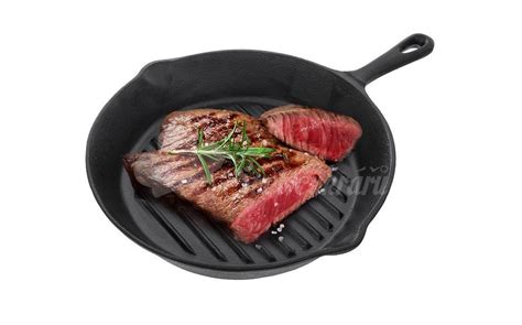 Liatinová panvica s pripraveným steakom