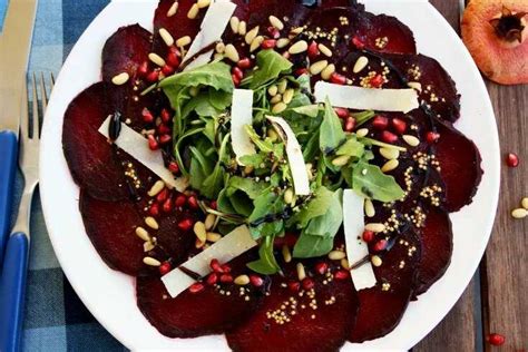 Hotové carpaccio z červenej repy s reďkovkou a mandľami