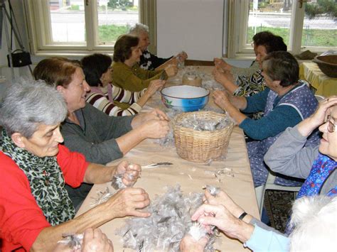 Ilustrácia žien pri páraní peria