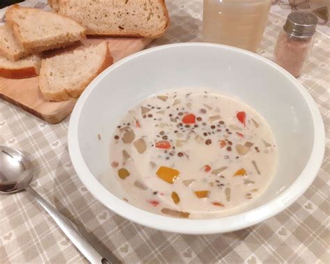 Misa plná čerstvej zeleninovej polievky