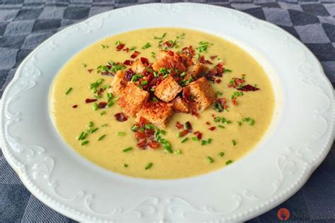 Ilustrácia dojčiacej matky s dieťaťom a miskou polievky