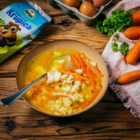 Misky s hotovou mrkvovou polievkou ozdobené petržlenovou vňaťou