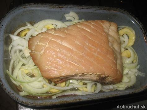 Husa s jablkami a cibuľou v pekáči