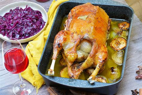 Fľaša červeného vína a pečená hus