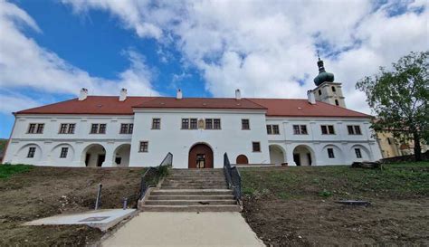 Fotografia zrekonštruovaného kaštieľa na Slovensku