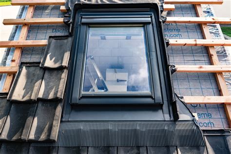 Detail tesniaceho lemovania strešného okna