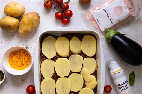 vrstvenie zemiakov na prípravu zemiakov Boulangère