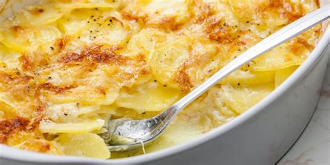 hotové gratinované zemiaky na tanieri
