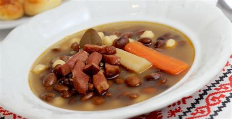 Suroviny na fazuľovú polievku s hríbami