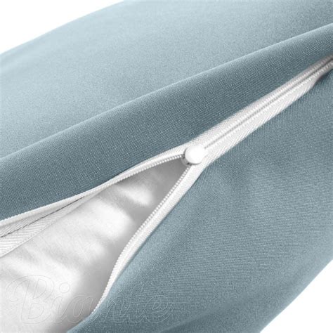 Detail zapínania na zips na posteľnej obliečke