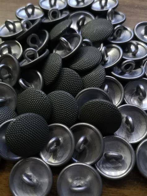 Detail rustikálnych gombíkov na rúre