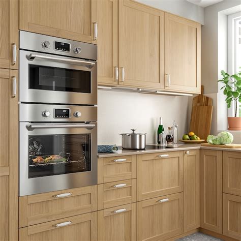 Kuchyňa s rustikálnou rúrou a inými spotrebičmi