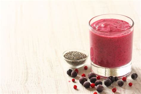 Zloženie smoothie s ovocím, zeleninou a semienkami
