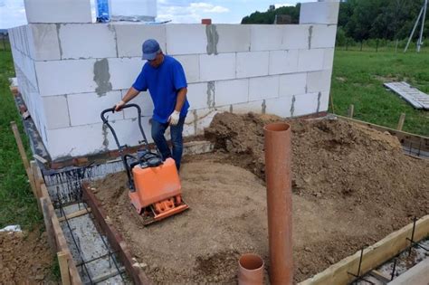 Zhutnenie zeminy pomocou vibračnej dosky